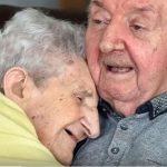 Esta madre de 98 años se muda a la misma residencia de su hijo de 80 para cuidar de él