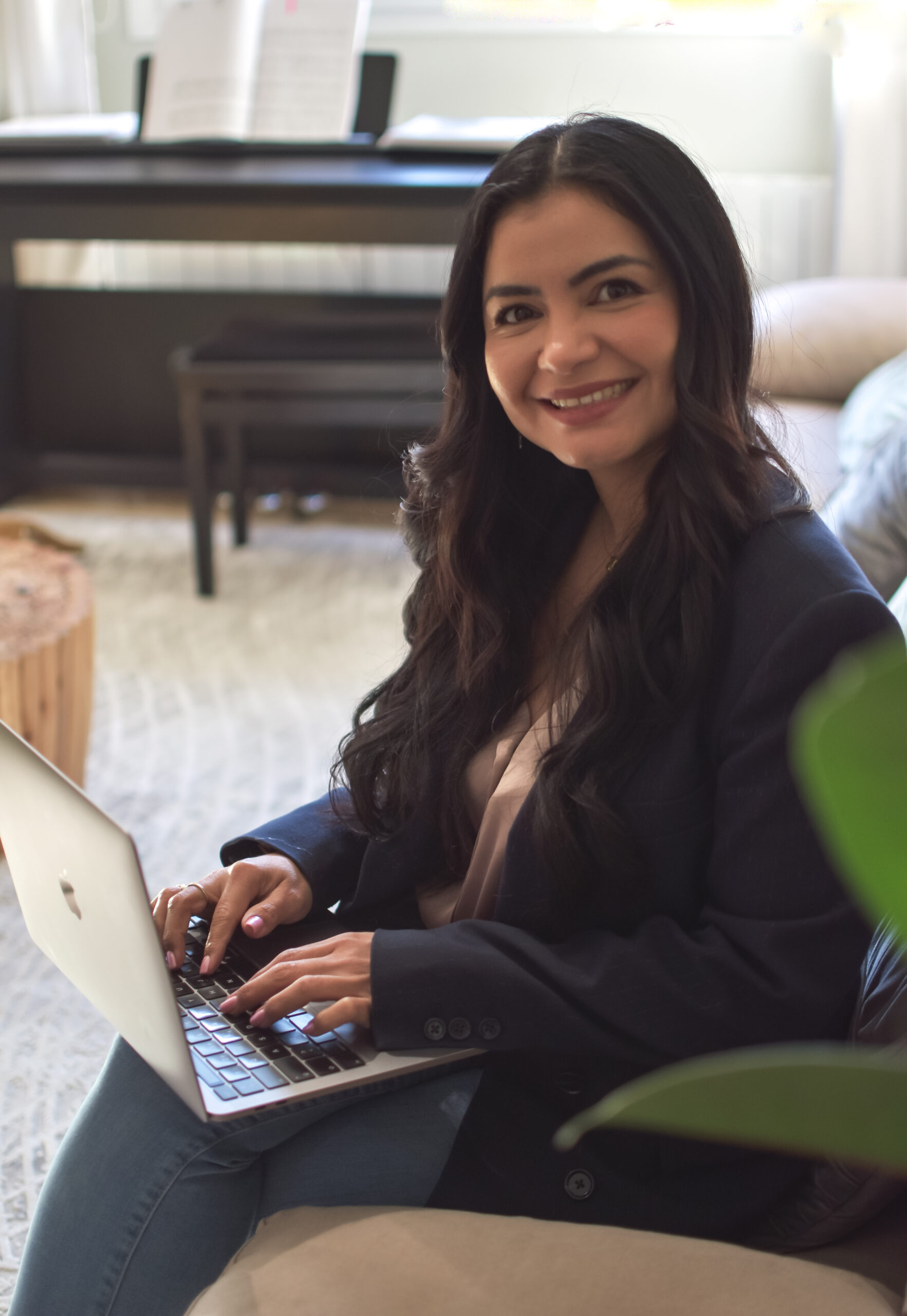 Milena González sonriendo con su portátil